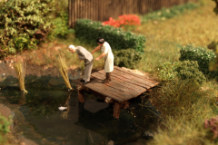 stößt sie ihn oder hält sie ihn?